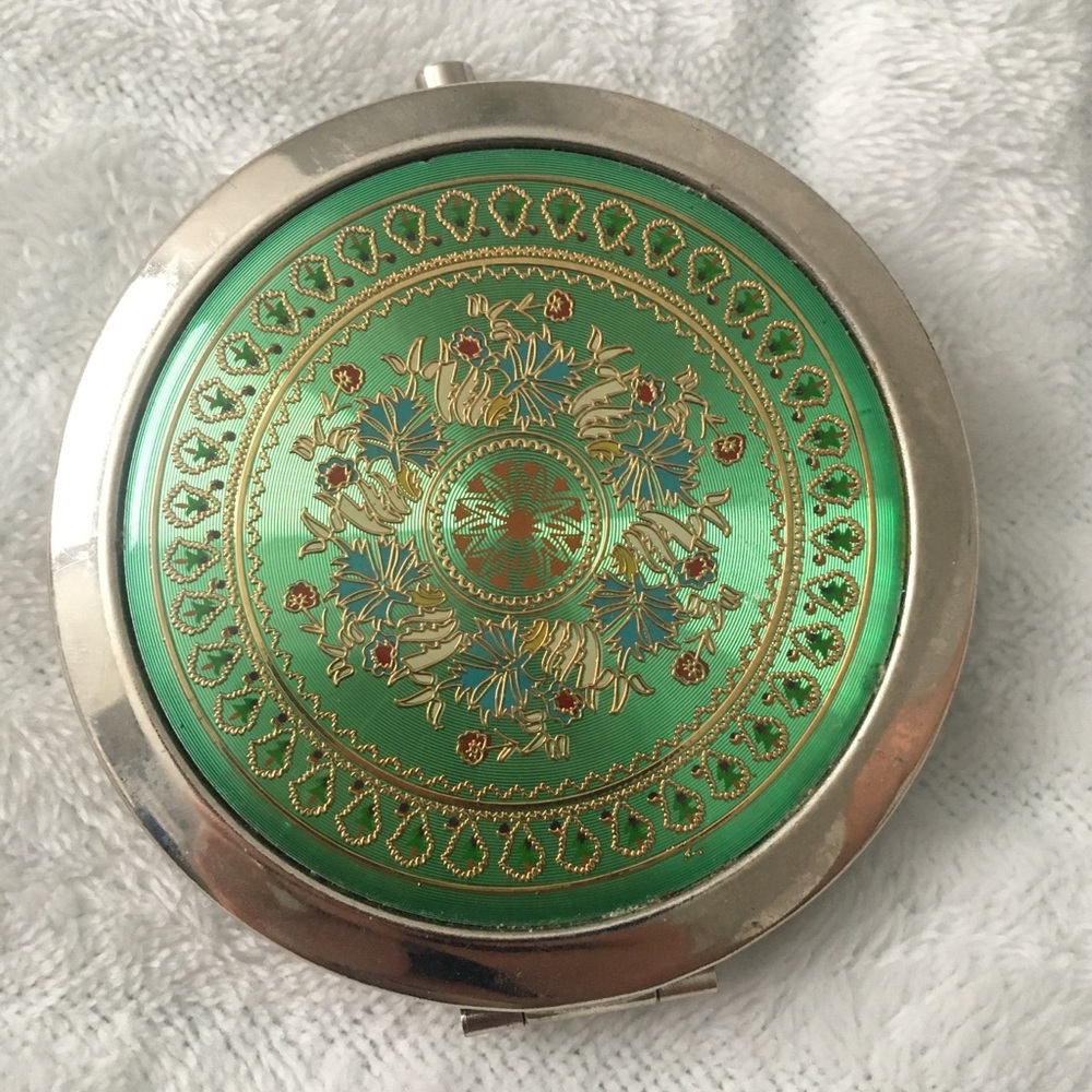 Green compact mirror